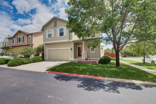 Building Photo - Beautiful home with 3 bedrooms, 2 1/2 bathrooms, 2-car garage ready to move in!  NO PETS & NO SMO...