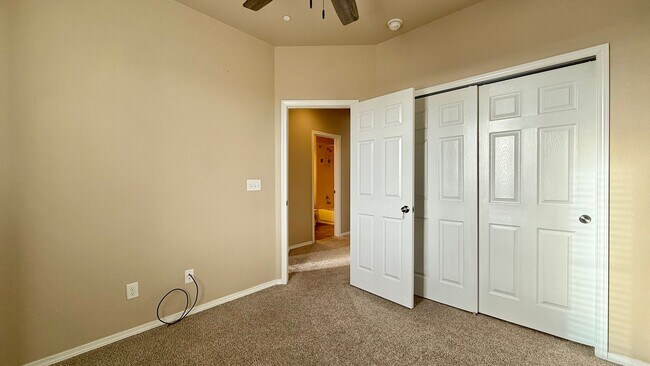 Building Photo - Modern Townhome with Mountain Views in Cla...