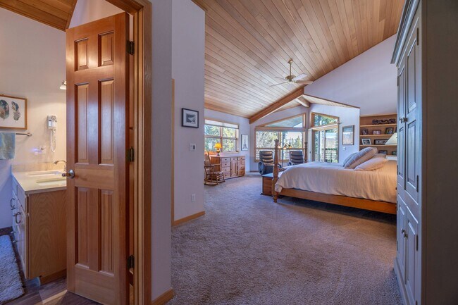 Building Photo - Attached garage! Beautiful views! Heart of...