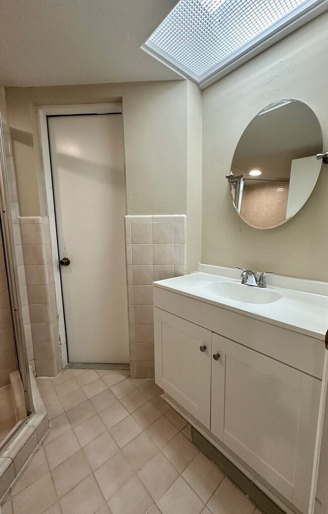 Building Photo - Upgraded 4BR/3.5BA Pool Home in Prestigiou...