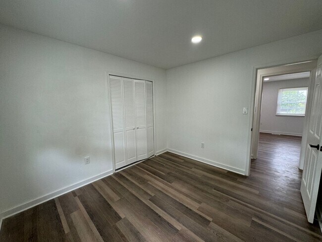 Building Photo - Spacious 5 Bed 3 Bath Home Walking Distanc...