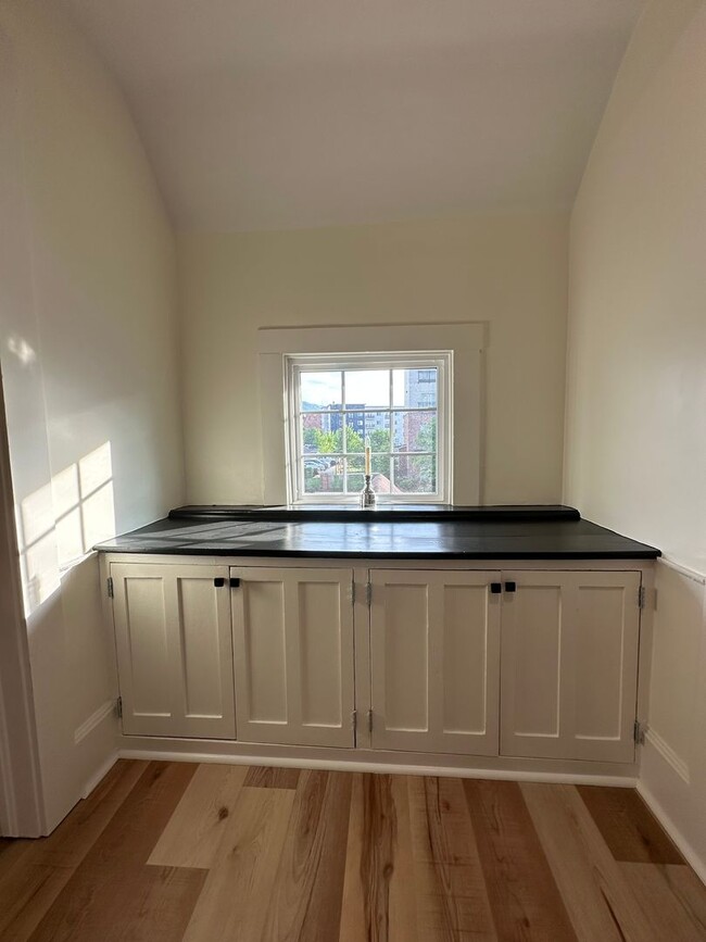Building Photo - 3 bedroom, 2 bath, furnished Kingsport, TN