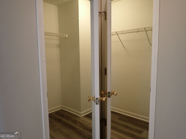 Building Photo - 827 Sinclair Way