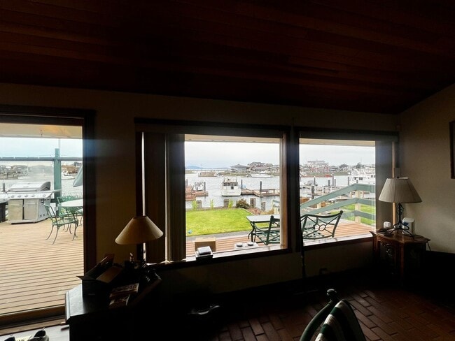 Building Photo - 4079 Saltspring Dr