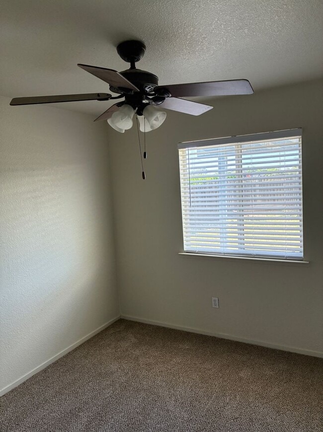 Building Photo - 3 Bedroom 2 Bath Home