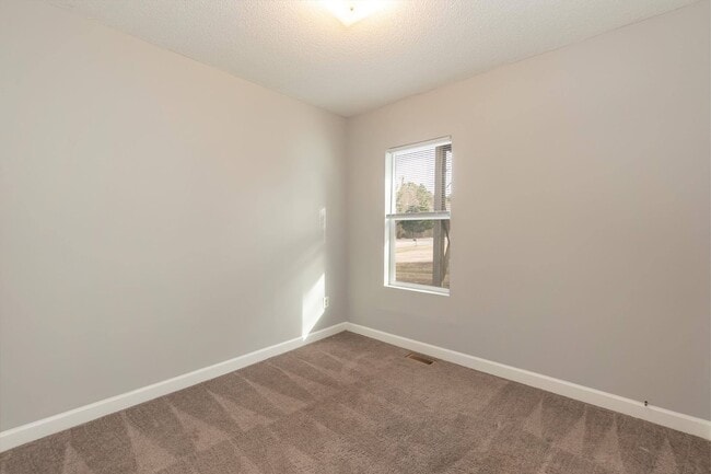 Building Photo - College Street