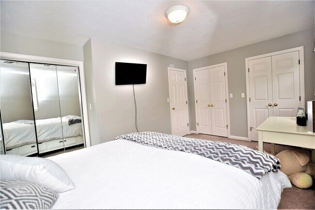 Building Photo - 398 Davis St