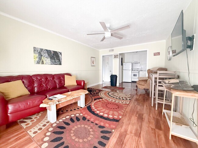 Building Photo - 1045 E 10th St