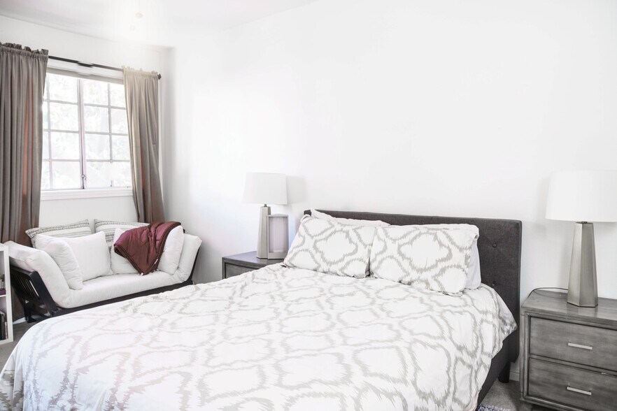 Lots of natural light - 10021 Tabor Street