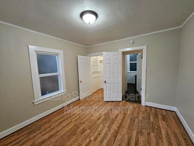 Building Photo - 634 SW Grant St.