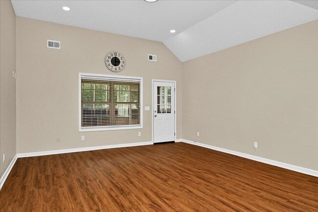 Building Photo - 3 Bedroom, 2 Bath home.