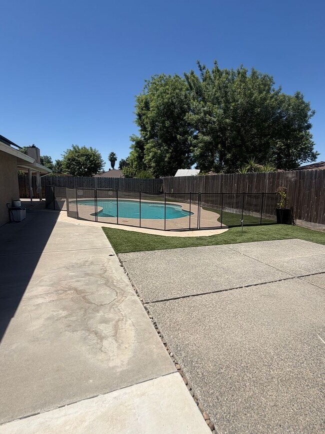 Building Photo - Stunning 4 bedroom, 2 bathroom with a Pool and Solar