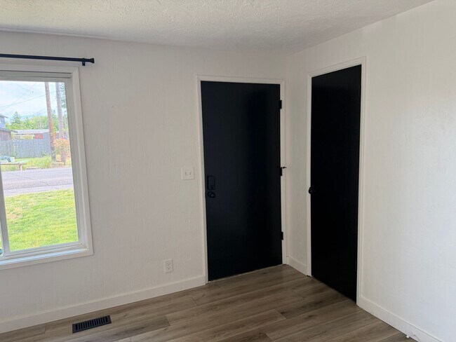 Building Photo - Updated 2 bedroom 1 bath duplex!