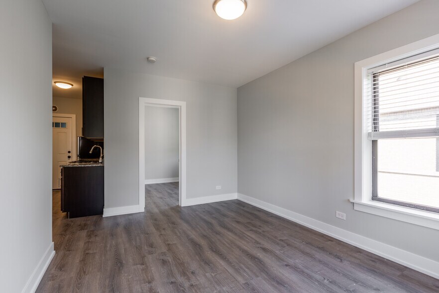 Building Photo - 705 W Brompton Ave