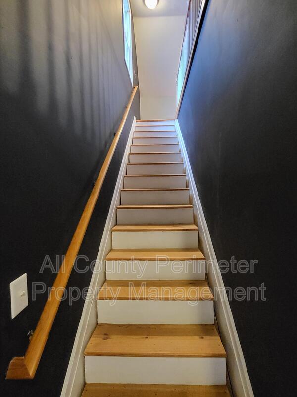 Building Photo - 653 Glenn Gee Rd