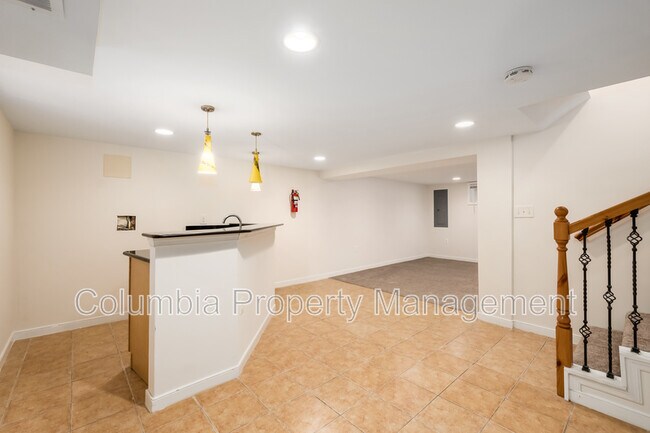 Building Photo - 2421 Franklin St NE