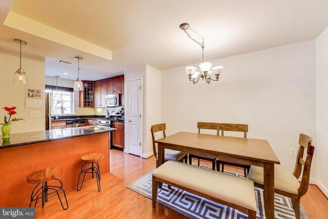 Building Photo - 4139 S Four Mile Run Dr