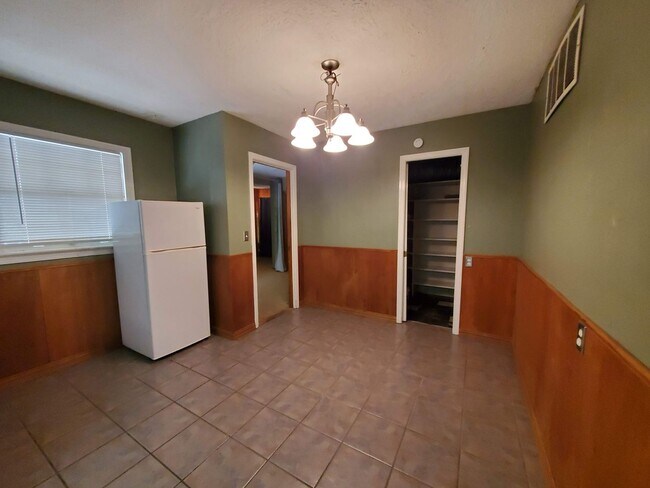 Building Photo - Pre-Leasing for Mid-June 2025! (2) Living ...