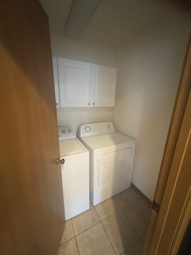 Building Photo - Four Bedroom 2.5 Bath Condo