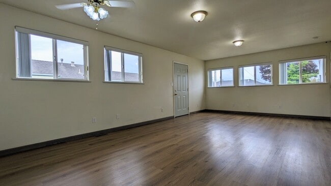 Building Photo - Conveniently located 3/2 home near Henders...