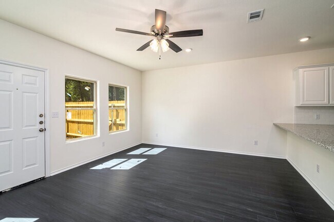 Building Photo - AVAILABLE NOW! 3 BEDROOM TRIPLEX LOCATED IN BONHAM, TEXAS!
