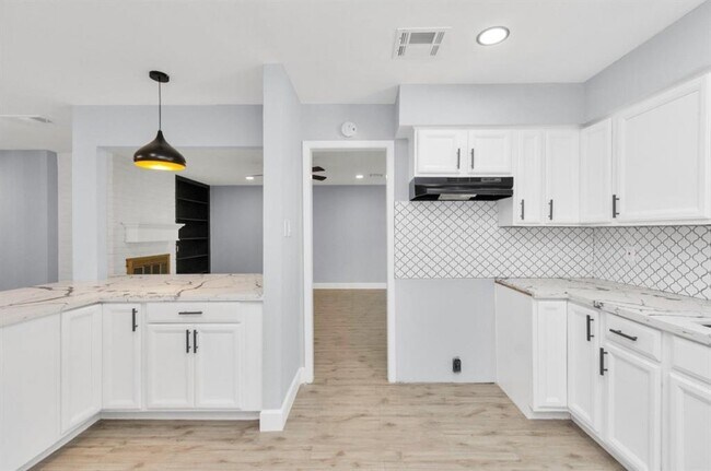 Building Photo - 9404 Beechnut St