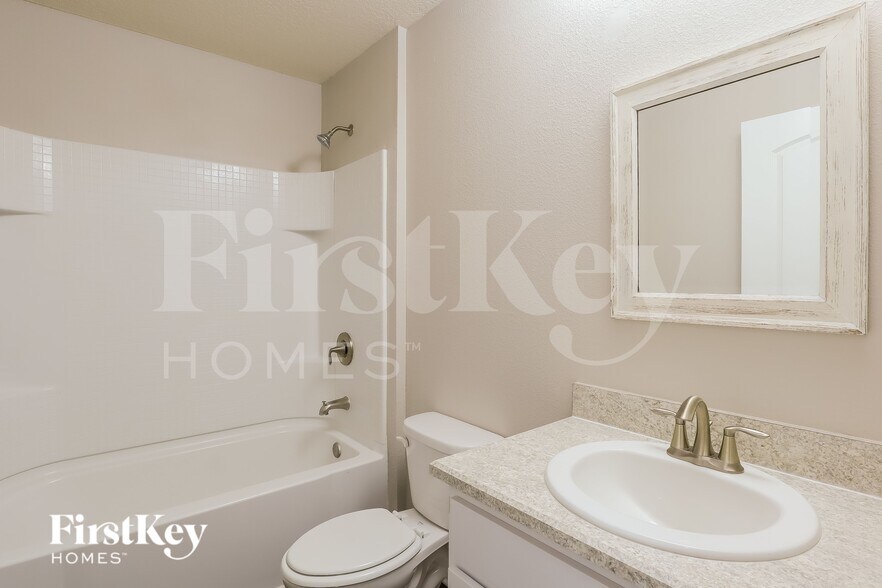 Building Photo - 78109 Saddle Rock Rd