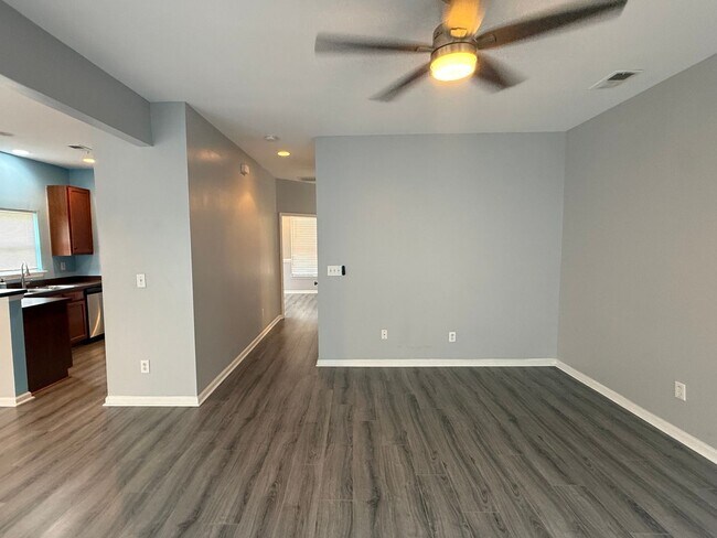 Building Photo - 194 Avonshire Dr