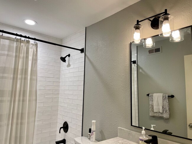 Building Photo - Spacious 3 Bedroom 2.5 Bath Townhouse in C...