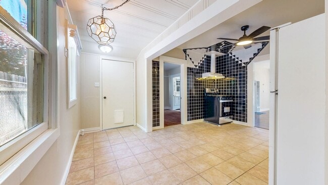 Building Photo - Charming 2 Bedroom 1 Bathroom Single Famil...