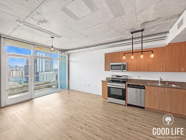 Building Photo - Gorgeous Studio W/ W/D, A/C, Balcony, Rooftop Deck, Gym, Jacuzzi with City views!!