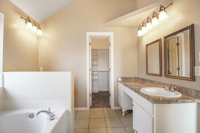Building Photo - Great 4 Bed, 2 Bath, in Gated Community / ...