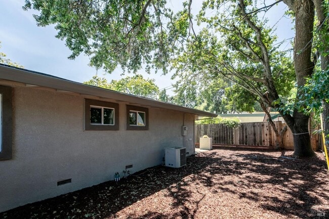 Building Photo - 142 Anita Ct