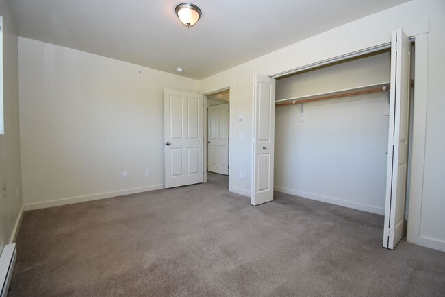 Building Photo - Beautiful 2BR/1Bath Unit.  Centrally Located.  Washer/Dryer in unit!