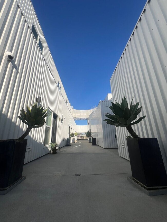 Building Photo - Modern Studio - Available NOW