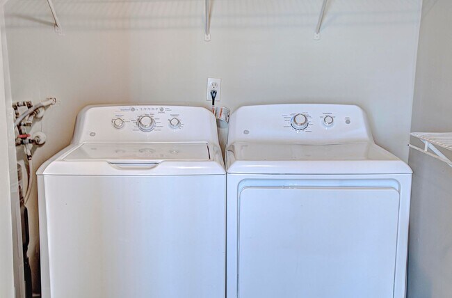 Building Photo - 2 bed 2 bath with a washer & dryer and all...