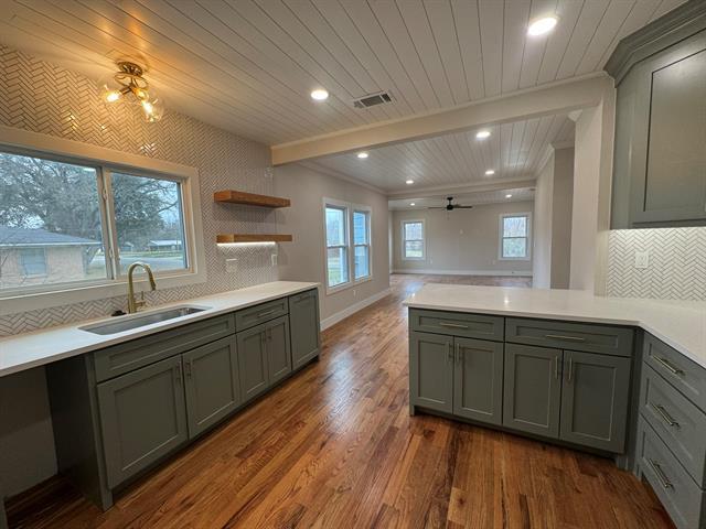 Building Photo - 911 N Spring St