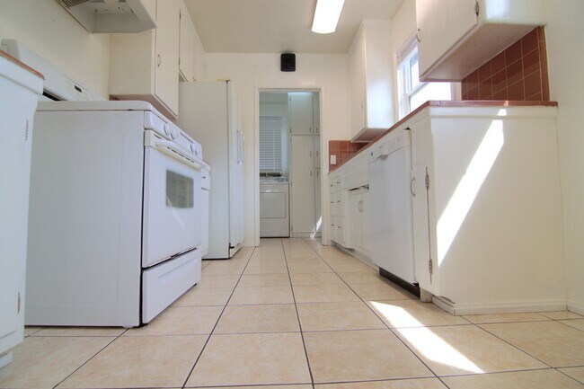 Building Photo - Charming Sun-Filled 3BR/2BA Home in Lake Balboa with Large Backyard & Fruit Trees