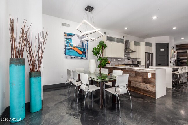 Building Photo - 4413 E Montecito Ave