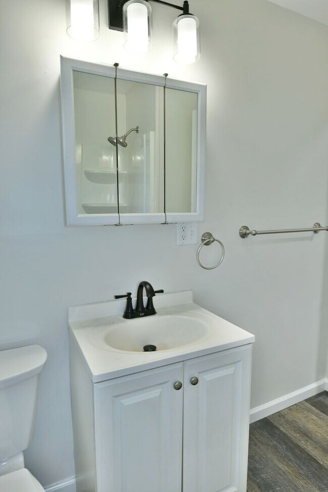 Building Photo - House for RENT in Girard!