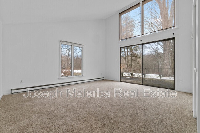 Building Photo - 8 Honey Hill Ln