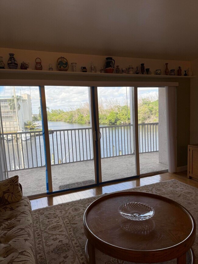 Building Photo - 1537 E Hillsboro Blvd