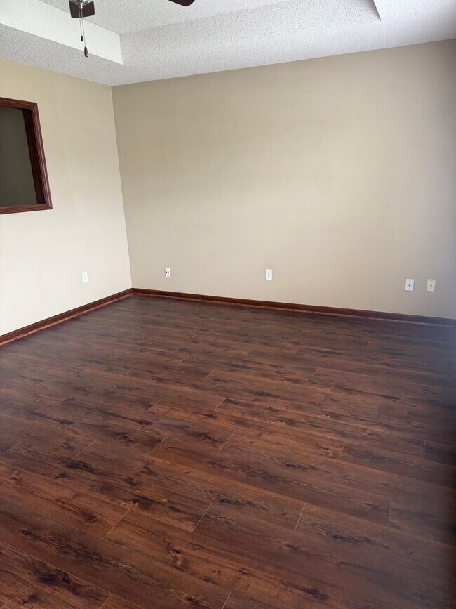 Building Photo - 2 Bed Single Level Duplex in Grain Valley