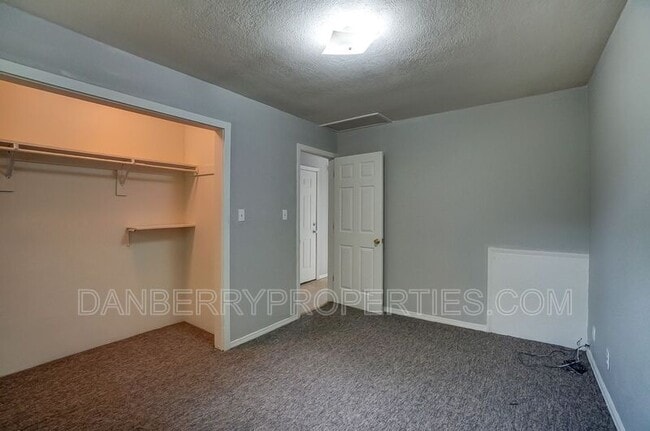 Building Photo - 1017 Searles Rd