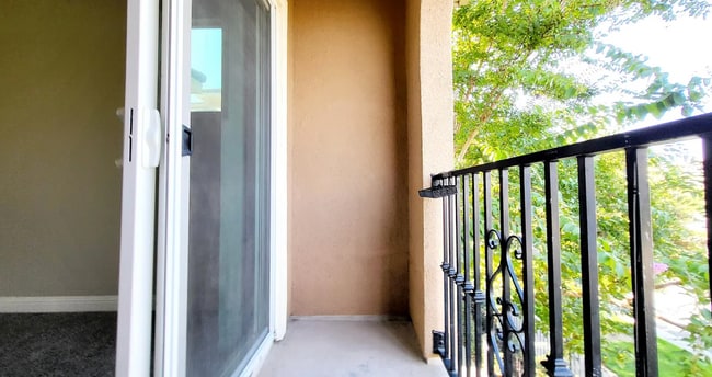 Building Photo - Beautifully Remolded Upscale 2 bed 2 bath ...