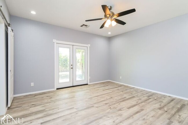 Building Photo - 609 E Red Rock Trail