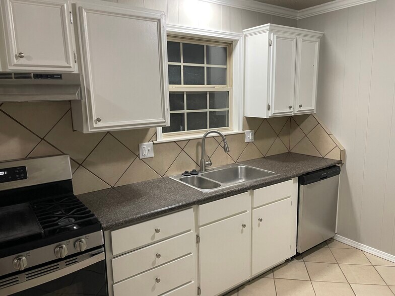 Kitchen - 1185 N Double Springs Rd