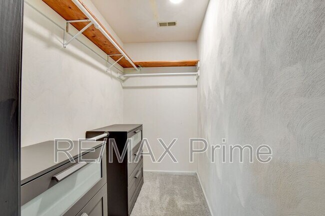 Building Photo - 412 Saddle Ct