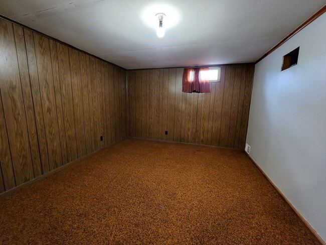 Building Photo - Great NE 3 bedroom 1.5 bath Near Center Po...