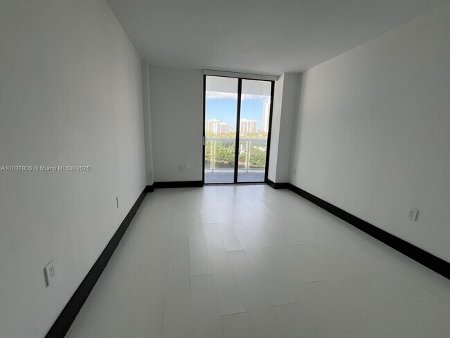 Building Photo - 20515 E Country Club Dr